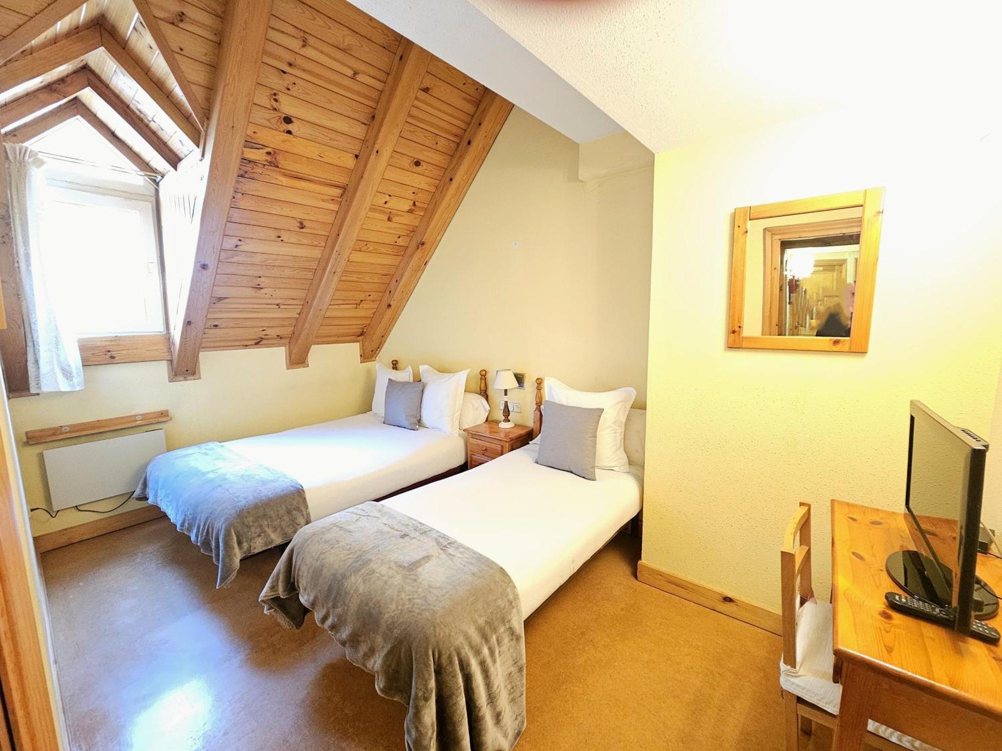Hotel Anglada Vielha Bagian luar foto